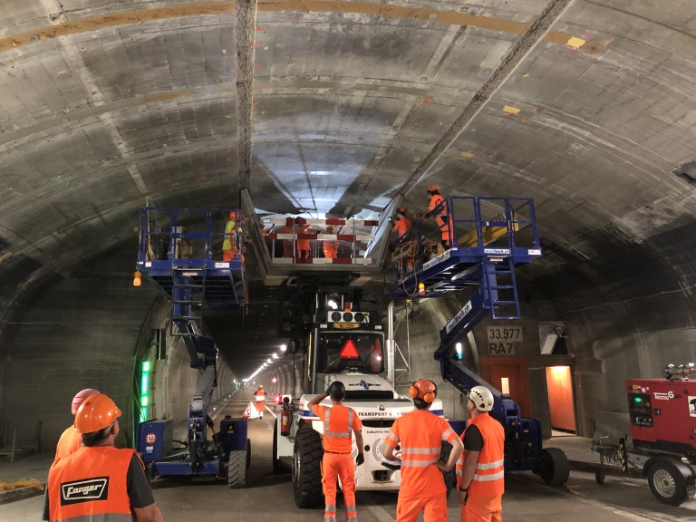 202107_Giessbachtunnel_Versetzen-Lueftungselemente-Ausstellbucht-Mitte_4