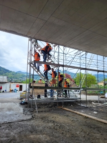 Lernendenausflug 2024, Baustellengerüst, Lernende EFZ Fachrichtung Ingenieurbau