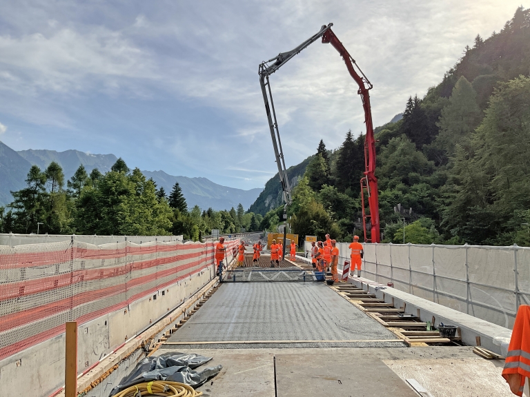 220608_B41_Einbau-UEberbeton-Fahrbahn-bergseits