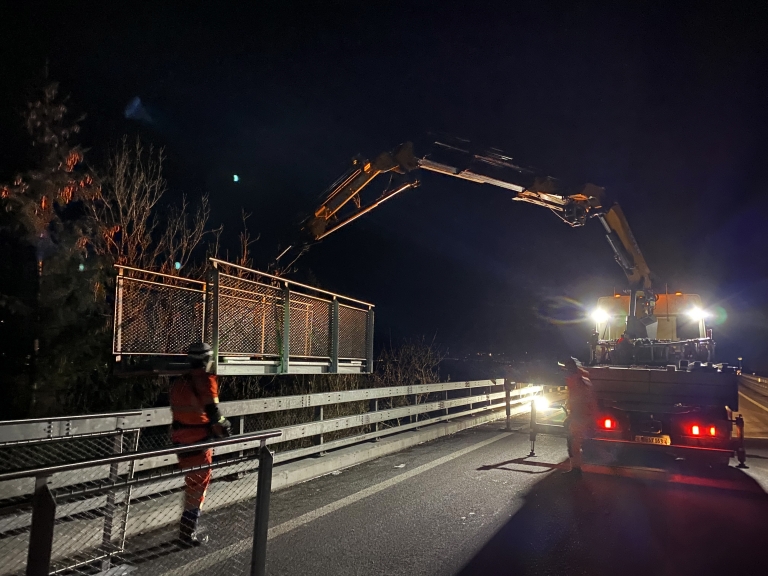 B61-Montage-Fussgaengerlaufsteg-unter-Bottenbalmbruecke_0