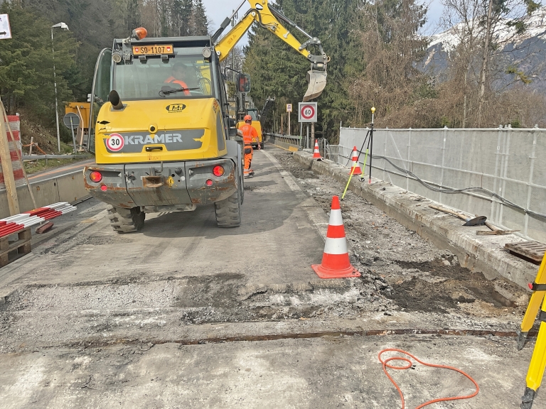 B61_Vorbereitung-Sanierung-Fluegelmauer-Seite-Interlaken