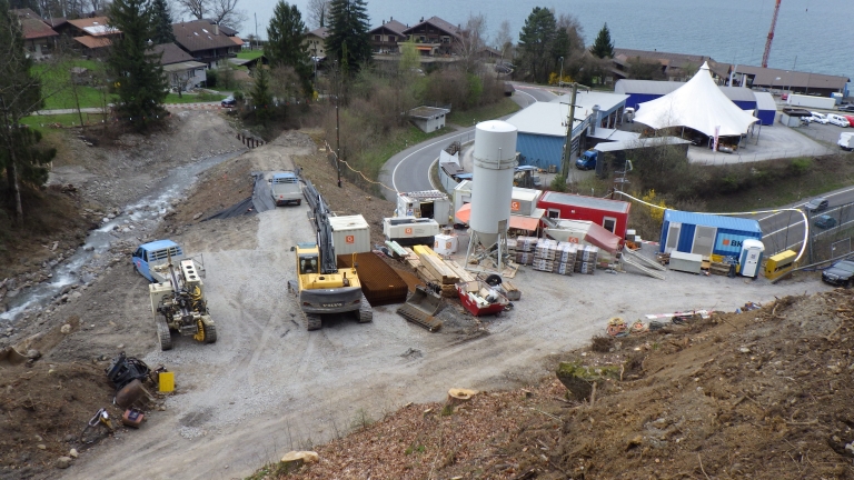 Installationsplatz östlich des Eybachs. Im Hintergrund beim Geschiebesammler kommt die provisorische Brücke zu liegen.