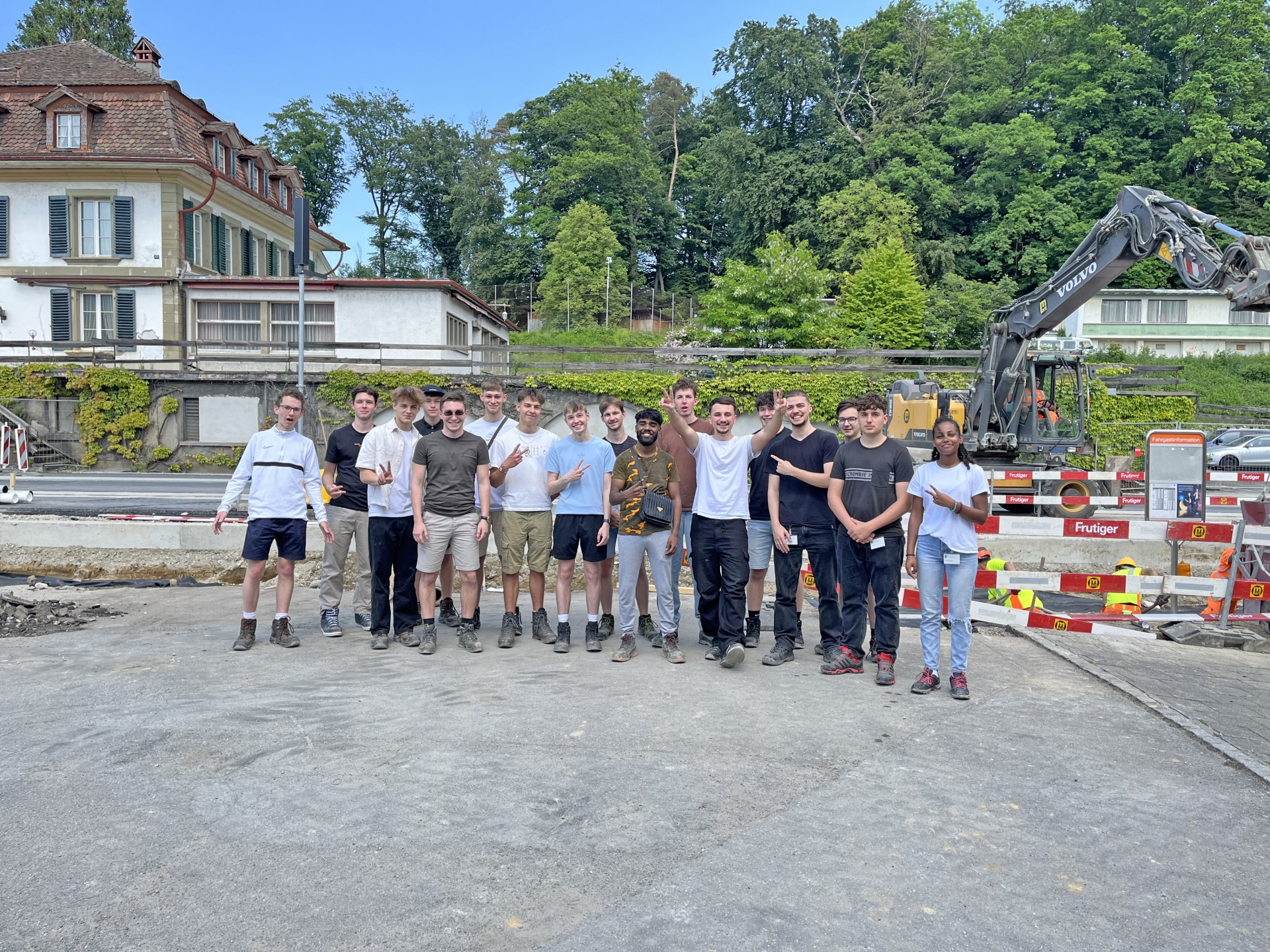 Lernendenausflug 2023, Gruppenfoto, Blick in die Kamera, Baustellenbesuch