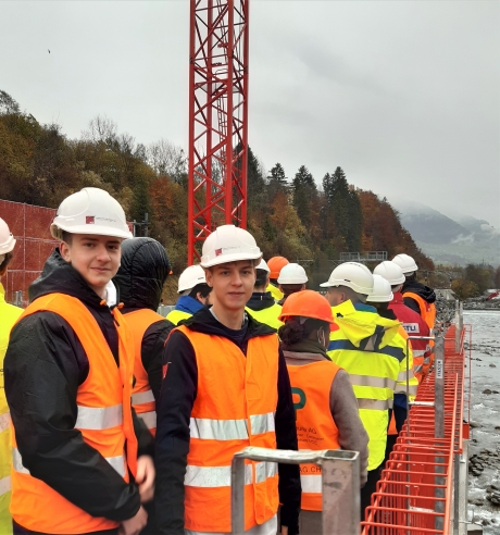 Lernendenausflug, Baustellenbesuch, Blick in die Kamera, Lernende Zeichner EFZ Fachrichtung Ingenieurbau