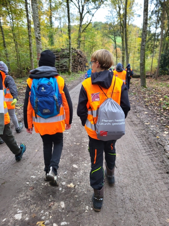 Nationaler Zukunftstag 2023, Berufserkundung, Zeichner / Zeichnerin EFZ Fachrichtung Ingenieurbau, Spaziergang durch den Wald