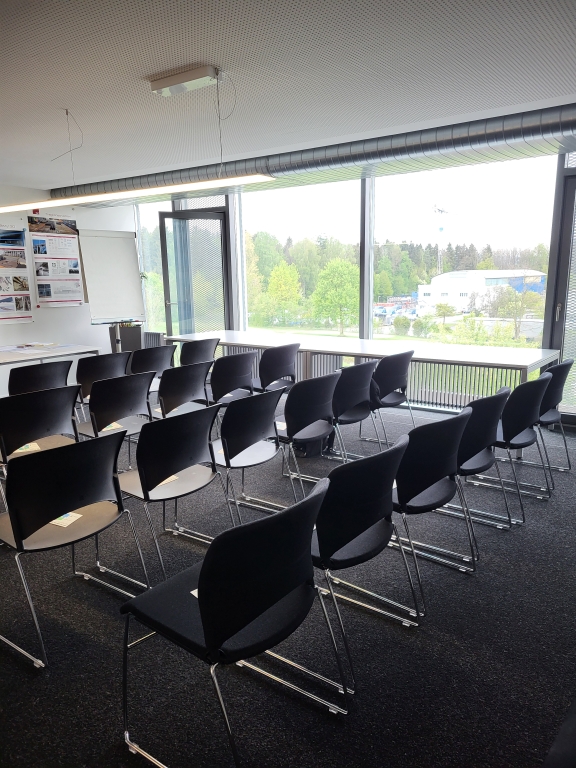 Openday 2024, Vortrag, Stühle, Geschäftsstelle Thun, Ruhe vor dem Ansturm