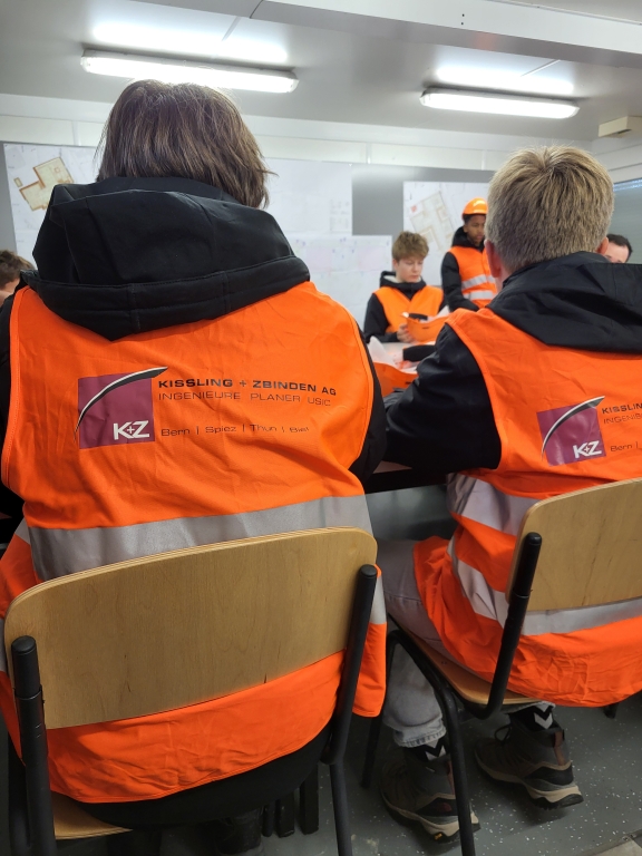 Openday 2024, Baustellenbesichtigung, Sicherheitsweste, aktives Zuhören, Berufswahlvorbereitung, Lernende EFZ Fachrichtung Ingenieurbau