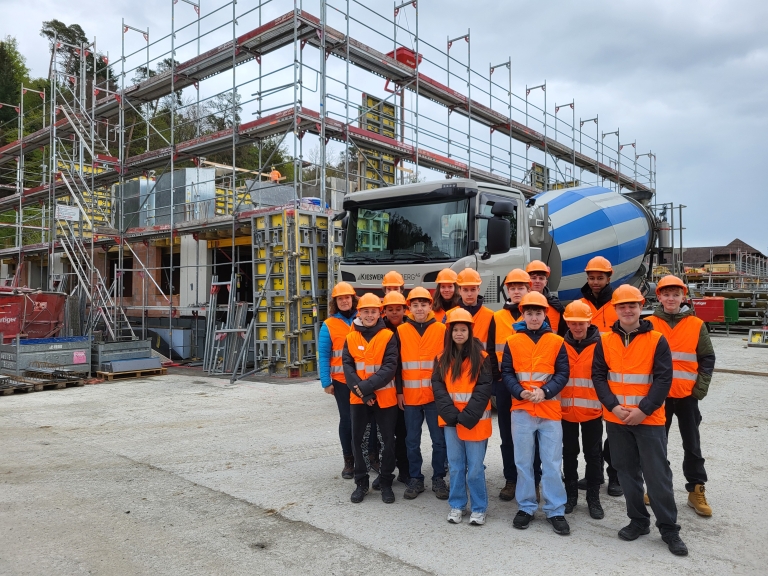 Openday 2024, Baustellenbesichtigung, Gruppenfoto, Sicherheitsweste, aktives Zuhören, Berufswahlvorbereitung, Lernende EFZ Fachrichtung Ingenieurbau