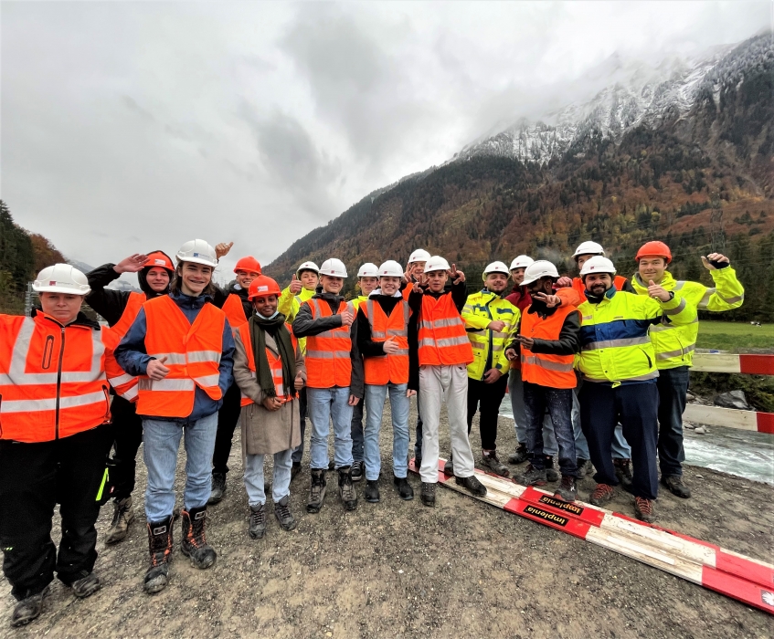 Lernendenausflug, Gruppenfoto, Baustellenbesuch, Blick in die Kamera, Lernende Zeichner EFZ Fachrichtung Ingenieurbau