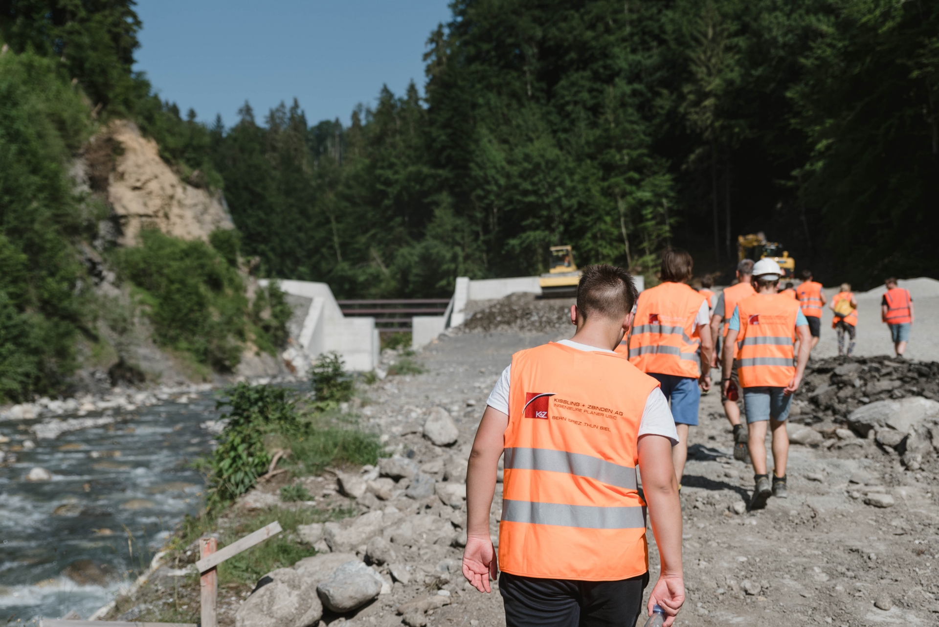 Ausbildung, Zeichner EFZ Fachrichtung Ingenieurbau, bei der Arbeit, Projektbesichtigung, Sicherheitswesten, Wasserbau