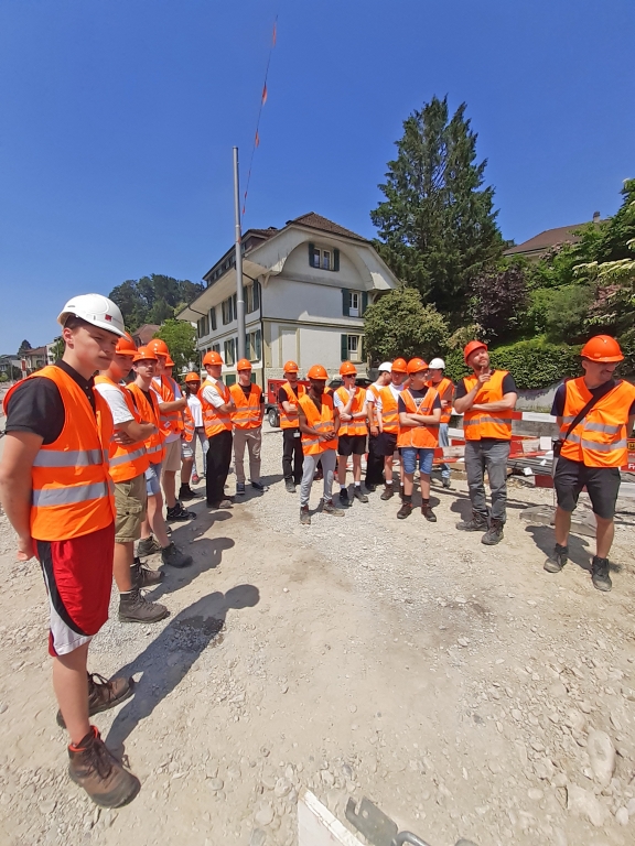 Lernendenausflug 2023, Blick in die Kamera, Baustellenbesuch, Infrastrukturbau