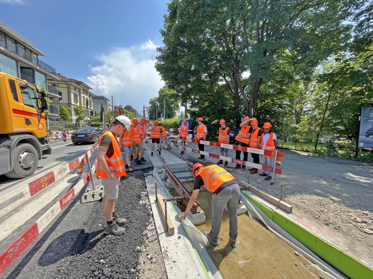 Lernendenausflug 2023, Blick in die Kamera, Baustellenbesuch, Infrastrukturbau, Lernen auf der Baustelle