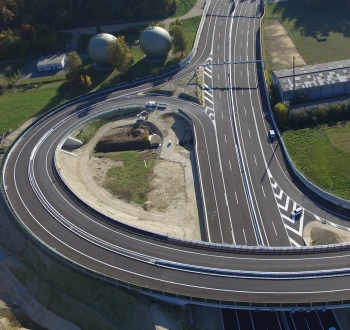 Wunderschönes Bild einer Autobahnausfahrt